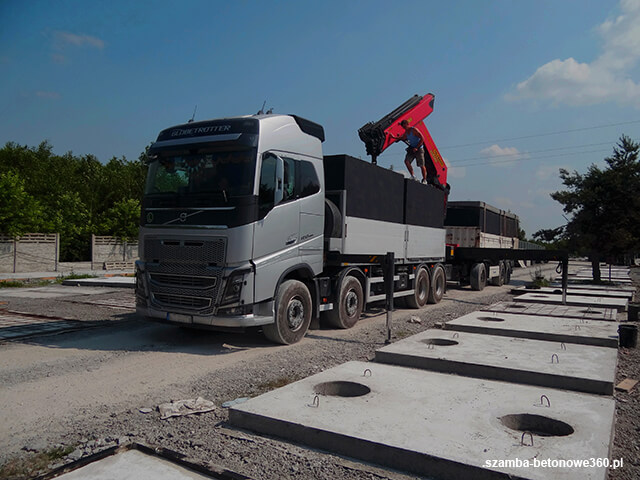 Załadunek szamba betonowego na HDS - montaż i dostawa zbiorników w Płock